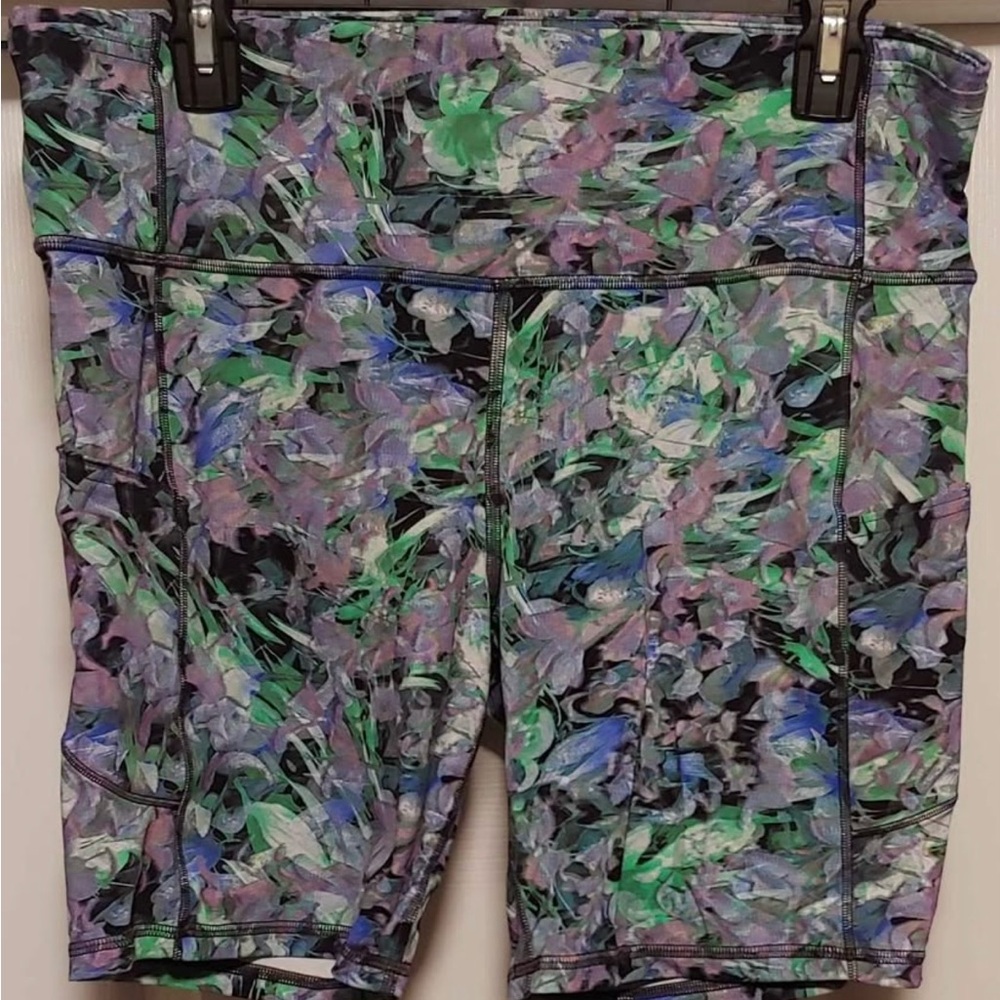 Lululemon women's sz 14 biker shorts 8"
